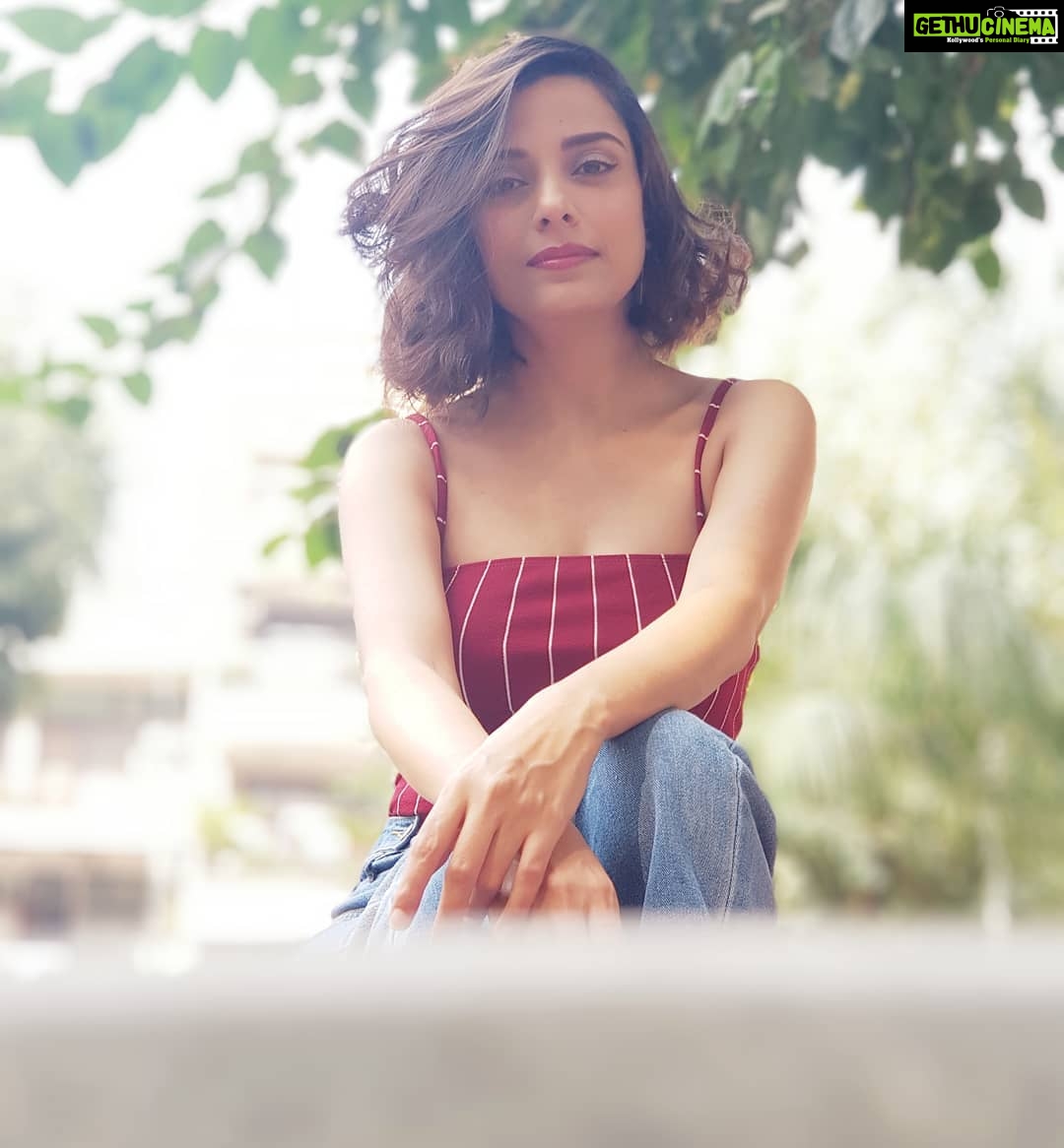 Pooja Sharma Instagram - Look💫...dont stare 👀 #looking #watching #notjudging #shorthairdontcare