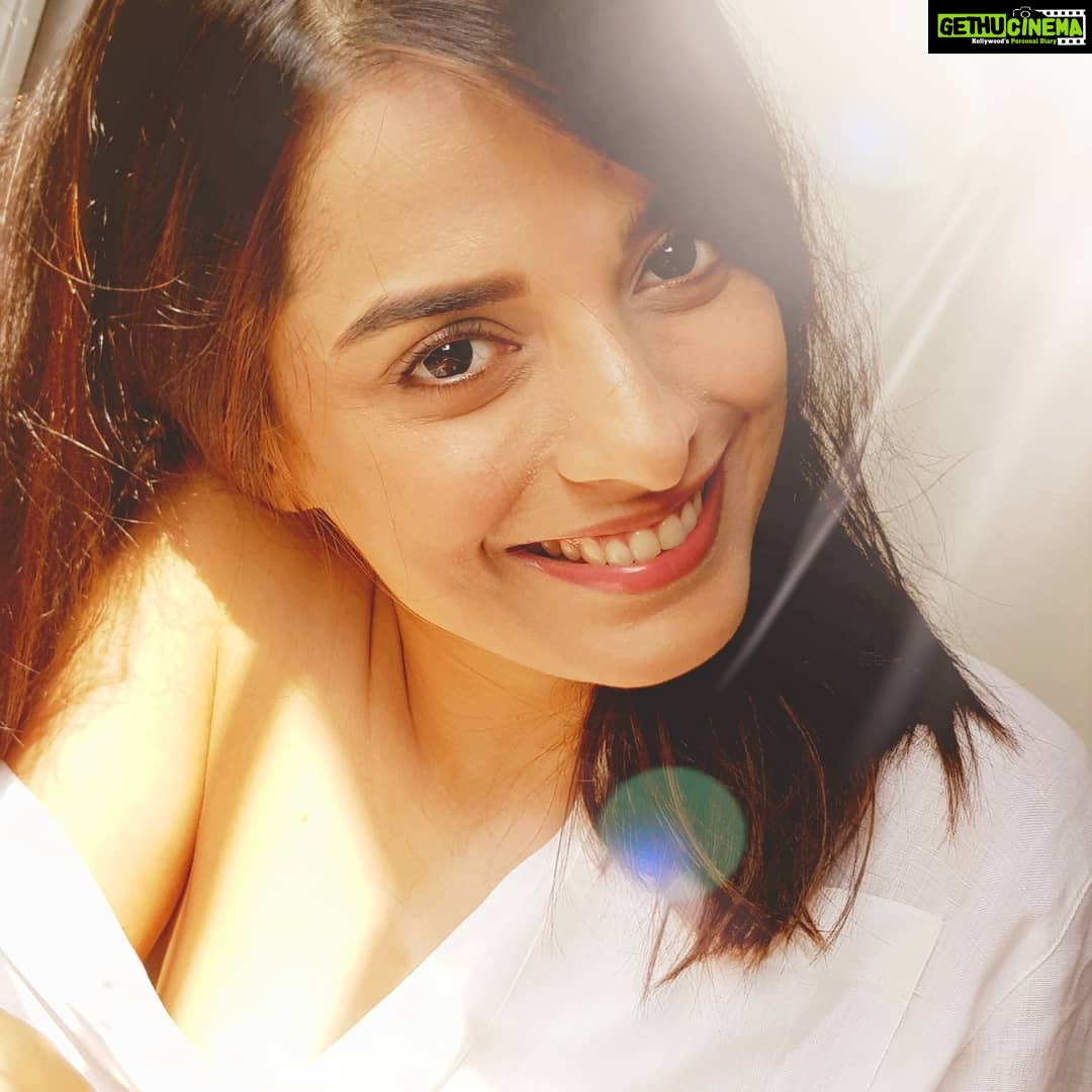 Pooja Sharma Instagram - Eternal Sunshine ๐๐๐seems to have been switched on๐ซ.Will it now cause a spotless mind ? #eternalsunshineofthespotlessmind ๐ธ : The eternal fav @ayanasharma.14