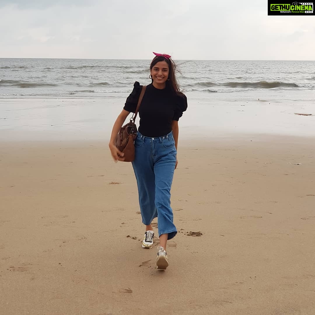 Pooja Sharma Instagram - U see the most beautiful thing about where i stay is the SEA 🌊...and it brings immense joy to me 😍🥰