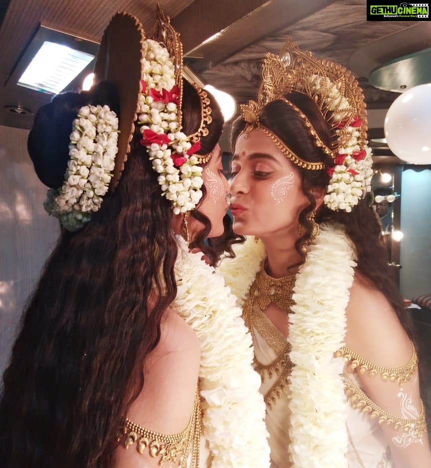 Pooja Sharma Instagram - Look into the mirror and yes your saviour stares back at you ; your best friend🙋‍♀️. Loving yourself as they say is the start of a lifelong romance. As i awaken today to the last episode of my show Mahakaali i remind myself of what the show was about...the innate strength that all of us are gifted with , that you can be your best friend ,your saviour, that everything you need to fight any battle is right within you ...that every Parvati has a Mahakaali inside her 😍😇🧚‍♀️👸. I will remember this...hope so will YOU 🤩. Cherished as i have every moment of this show i am eternally grateful for the love you guys have shown for me and the show. THANK YOU 😘😘😘🤗🤗🤗 .... Uncannily , true to what Mahakaali taught us that ANTH HI AARAMBH HAI...as my show wraps up between 7pm to 8pm today...exactly at 8pm my first labour of love MAHABHARAT starts again on Starbharat 😁😁😁🤗🤗🤗...Wohoooo 👸😇 #Mahakaalianthhiaarambhhai #mahakaali #Parvati #Mahabharat #Starbharat #colorstv