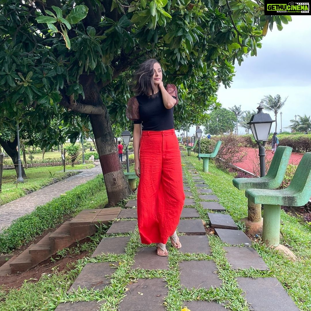 Pooja Sharma Instagram - I think it’s going to rain. I wish i had an umbrella☔️☂️🌂