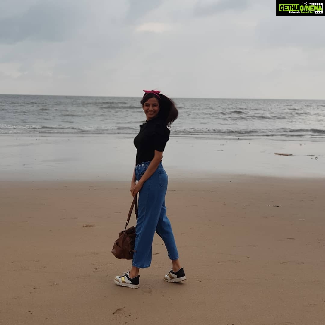 Pooja Sharma Instagram - U see the most beautiful thing about where i stay is the SEA 🌊...and it brings immense joy to me 😍🥰