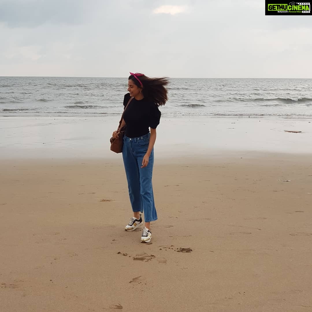 Pooja Sharma Instagram - U see the most beautiful thing about where i stay is the SEA 🌊...and it brings immense joy to me 😍🥰