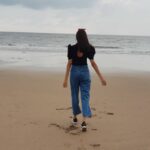 Pooja Sharma Instagram - U see the most beautiful thing about where i stay is the SEA 🌊...and it brings immense joy to me 😍🥰