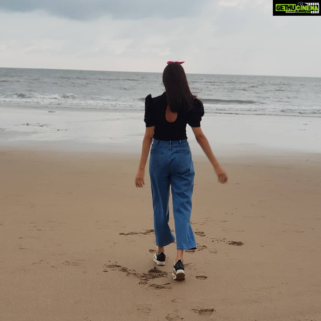 Pooja Sharma Instagram - U see the most beautiful thing about where i stay is the SEA 🌊...and it brings immense joy to me 😍🥰