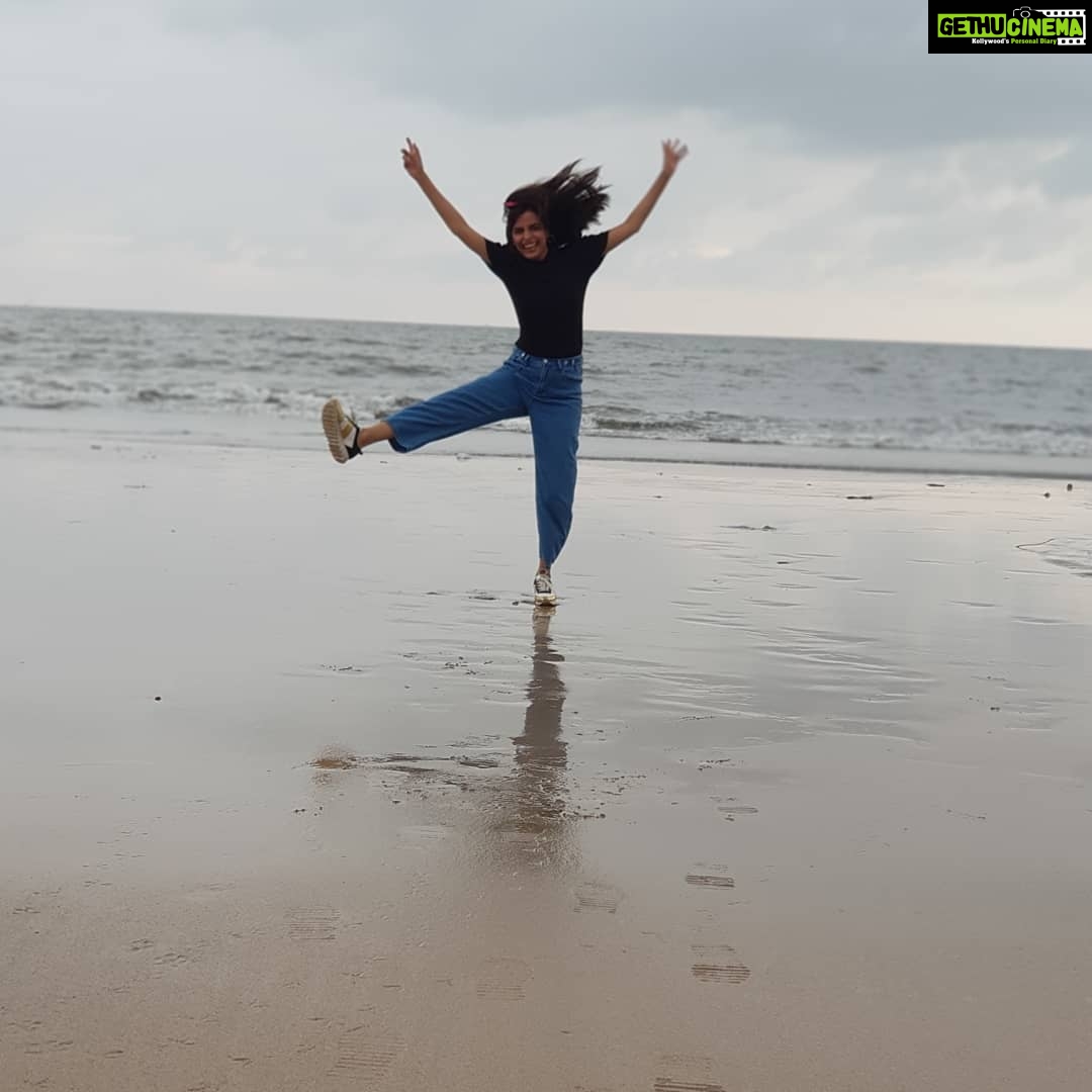 Pooja Sharma Instagram - U see the most beautiful thing about where i stay is the SEA 🌊...and it brings immense joy to me 😍🥰