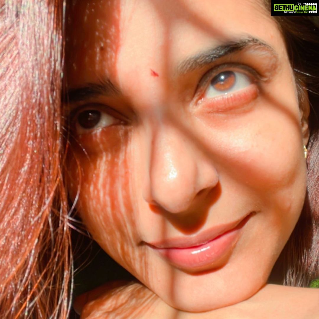 Pooja Sharma Instagram - Watching the sun experiment its light on my faceโฆ ๐๐ธ๐ Conclusion : light is the best make up๐๐ธ๐ #sunlover #sun #randomclicks #faceasbareasitcanbe #lightisthebestmakeup #lightisthebestmakeuponandoffcamera