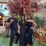 Pooja Sharma Instagram - “Yahan sirf kapde kaale hain….mann saaf hai “ 💖…and thats what he said 🤪. Yes Sakha literally said that 😂 #sakha #sakhi #rukmini #dost #laughter #nonstopchatter