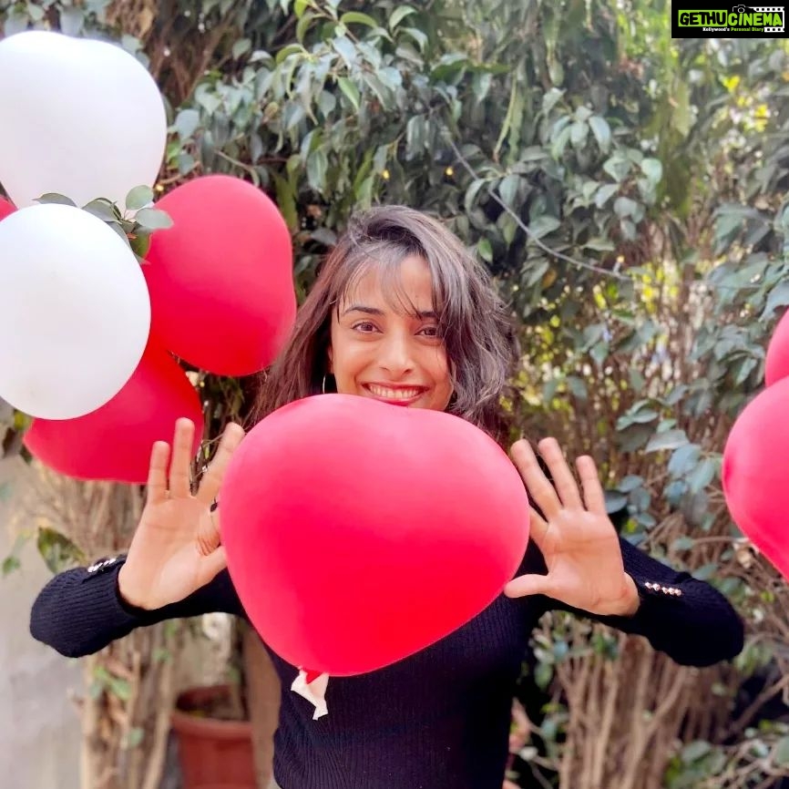 Pooja Sharma Instagram - When is the day of love โค...EVERYDAY, she said. Thanking u all today for the incessant stream of love flowing from you guys to me โค...the love is mutual I insist. โค๐๐๐๐๐โฃโค๐งก๐๐๐๐๐