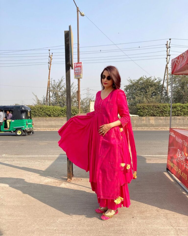 Pooja Sharma Instagram - Standing on the road , trying to stop traffic… it did not stop 😛 #roadsidepics #traffic #didnotstop