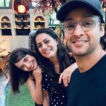 Pooja Sharma Instagram - “Yahan sirf kapde kaale hain….mann saaf hai “ 💖…and thats what he said 🤪. Yes Sakha literally said that 😂 #sakha #sakhi #rukmini #dost #laughter #nonstopchatter