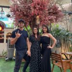 Pooja Sharma Instagram - “Yahan sirf kapde kaale hain….mann saaf hai “ 💖…and thats what he said 🤪. Yes Sakha literally said that 😂 #sakha #sakhi #rukmini #dost #laughter #nonstopchatter