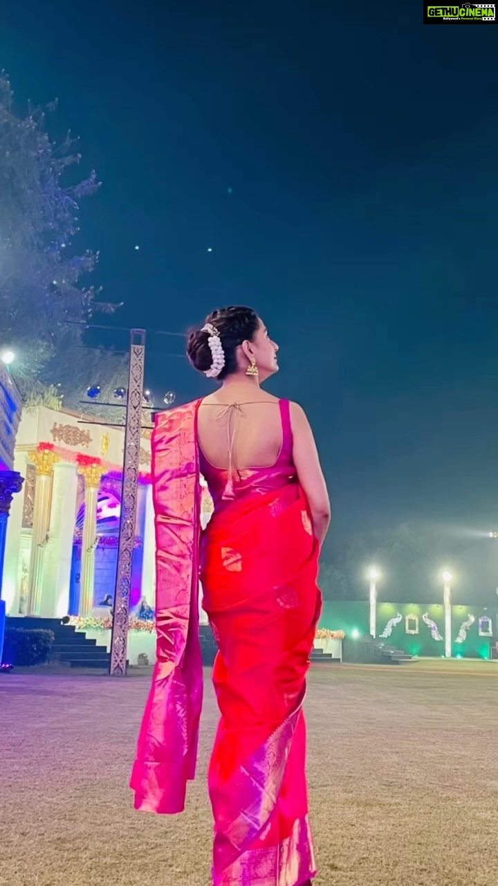 Pooja Sharma Instagram - Saree for a late post in this fantastic new year… oh i mean Sorry 🤪 … hope everyone is joyful and thankful in this new year 💕💖… much much love to every single one of you… YOU, yes u reading this… love n light to YOU 💖😘😘😘 #newyear #2023 #joy #gratitude #saree #reels #reelsinstagram #sareelove