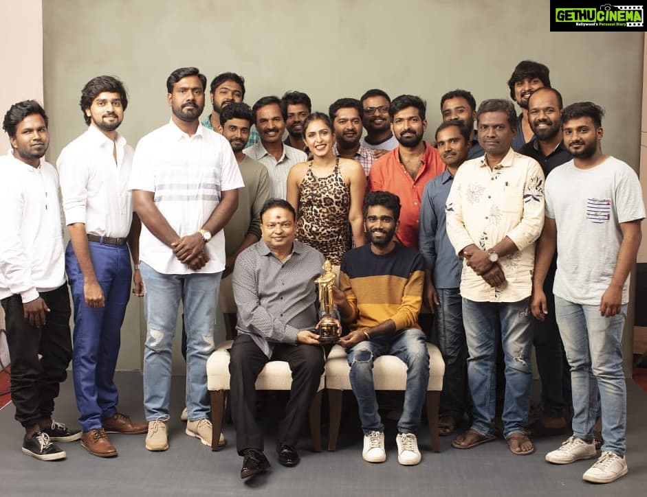 Pradeep Ranganathan Instagram - “ Best Movie Crew “ Award from #Vikatan for Comali #Vikatan2020 Video on YouTube :) @aarti.ravi @samyuktha_hegde @hiphoptamizha @jeeva.jpg @kajalaggarwalofficial @shivashahra_official @ananthi_rj @dr.isharik.ganesh @iamactorvarun @ashkum87 @manibboyz @vksara