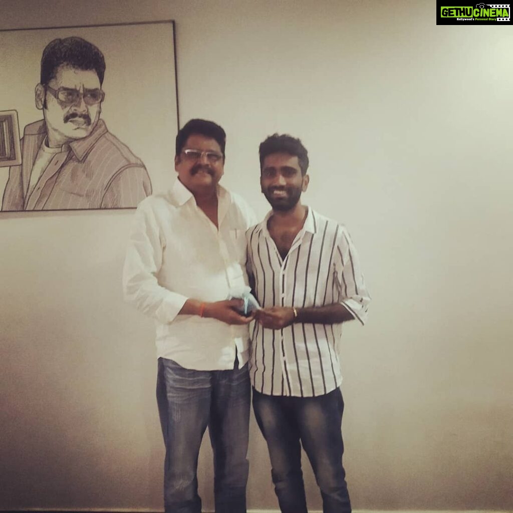 Pradeep Ranganathan Instagram - The legendary director gifted me a gold chain . Have I dreamt of these things when I used to watch my most favorite movie Padayappa n number of times? ? ?☺☺☺☺ #KSRavikumar sir #Comali