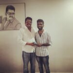 Pradeep Ranganathan Instagram - The legendary director gifted me a gold chain . Have I dreamt of these things when I used to watch my most favorite movie Padayappa n number of times? ? ?☺☺☺☺ #KSRavikumar sir #Comali