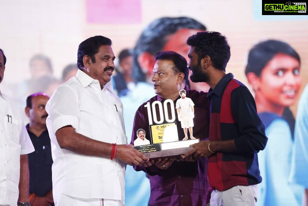 Pradeep Ranganathan Instagram - 100 Days of #Comali Happy to get the award from the Chief Minister of Tamilnadu . Comali team is happy to achieve this feat after a long time :) Thankyou @dr.isharik.ganesh sir #JayamRavi sir . @aarti.ravi @hiphoptamizha @jeeva.jpg @kajalaggarwalofficial @samyuktha_hegde @shivashahra_official @ananthi_rj @vksara