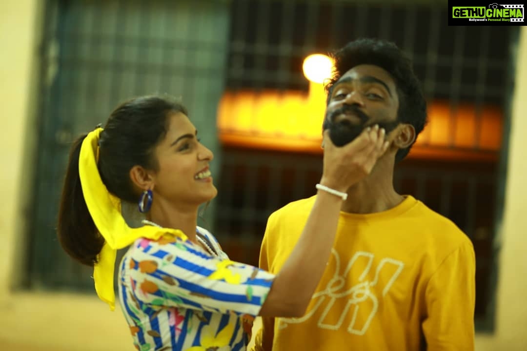 Pradeep Ranganathan Instagram - Nikitha @samyuktha_hegde is coming for you :D #Comali #ReleasingOnAugust15