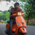 Pradeep Ranganathan Instagram - Velichathla headlight pota vevastha ketavan nu artham PS : I don't have an orange bike :P