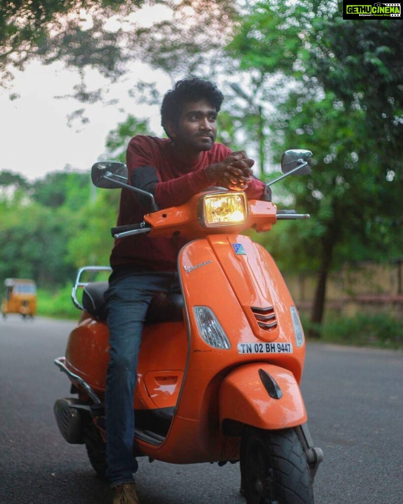 Pradeep Ranganathan Instagram - Velichathla headlight pota vevastha ketavan nu artham PS : I don't have an orange bike :P