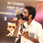 Pradeep Ranganathan Instagram - Avanga dhaan ipdi pose thara sonanga :P A winner of Moviebuff FirstClap India's First Theatrically showcased talent hunt for aspiring film makers :) Thankyou all for your Votes for APPA LOCK