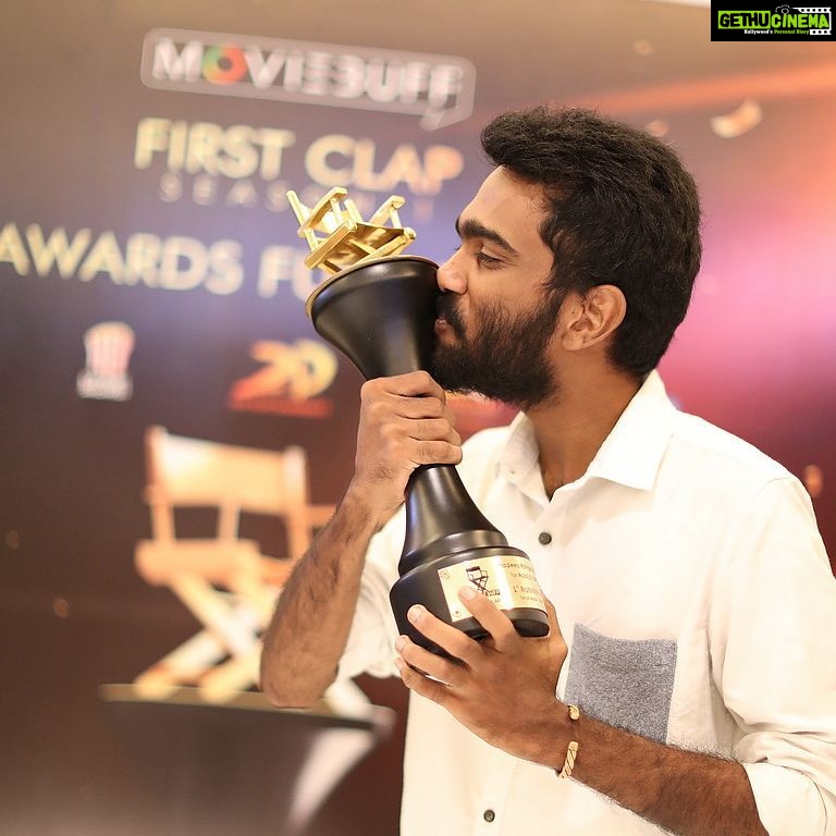 Pradeep Ranganathan Instagram - Avanga dhaan ipdi pose thara sonanga :P A winner of Moviebuff FirstClap India's First Theatrically showcased talent hunt for aspiring film makers :) Thankyou all for your Votes for APPA LOCK