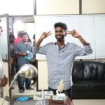 Pradeep Ranganathan Instagram - Namma treatment paathu epdi.. Ipdi pannunga 😄😄 Everyone's favourite doctor @shivashahra_official 😄😄 Doctor Thyagesh 😄 #Comali