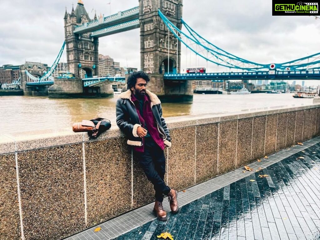 Pradeep Ranganathan Instagram - #London One trip to remember and the people i met ❤️ . Lot of memories . #Christmas #HomeAlonePart2 😄 London Bridge