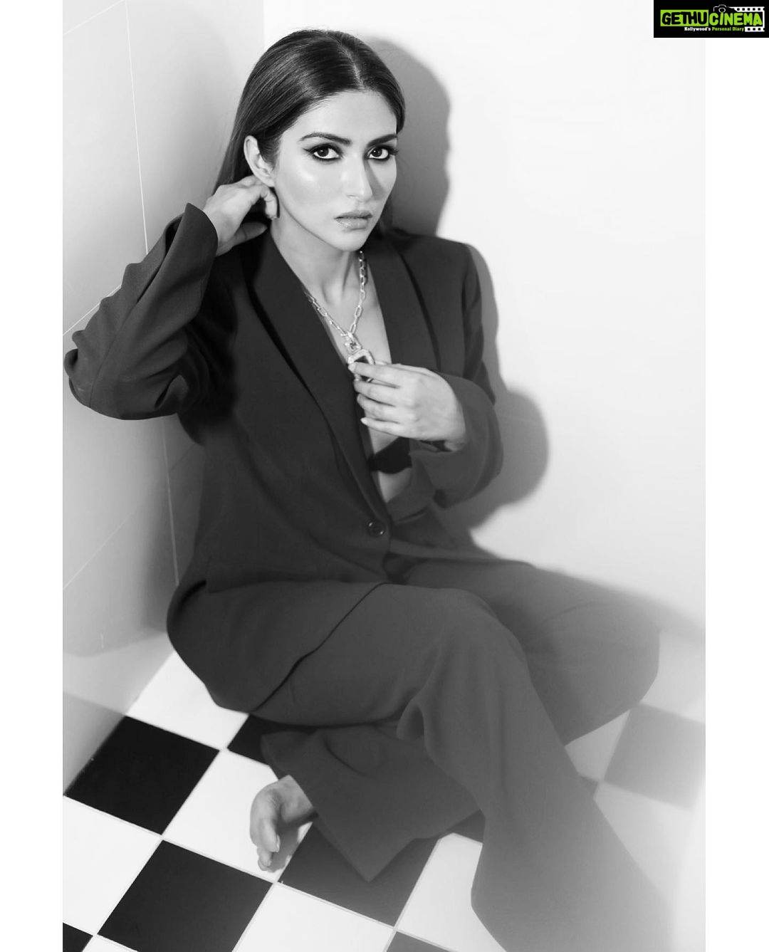 Pranutan Bahl Instagram - colour is everything..black & white is more 📱🖤
