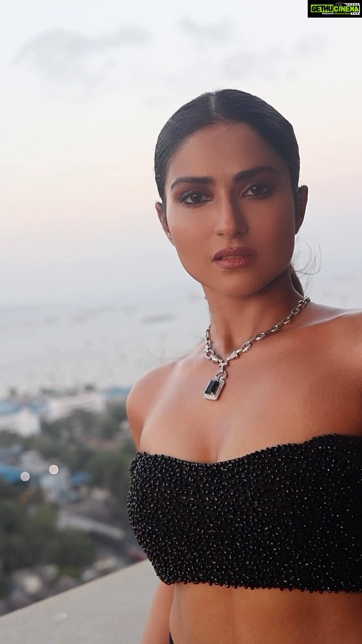 Pranutan Bahl Instagram - it’s always the eyes ☀️🧡