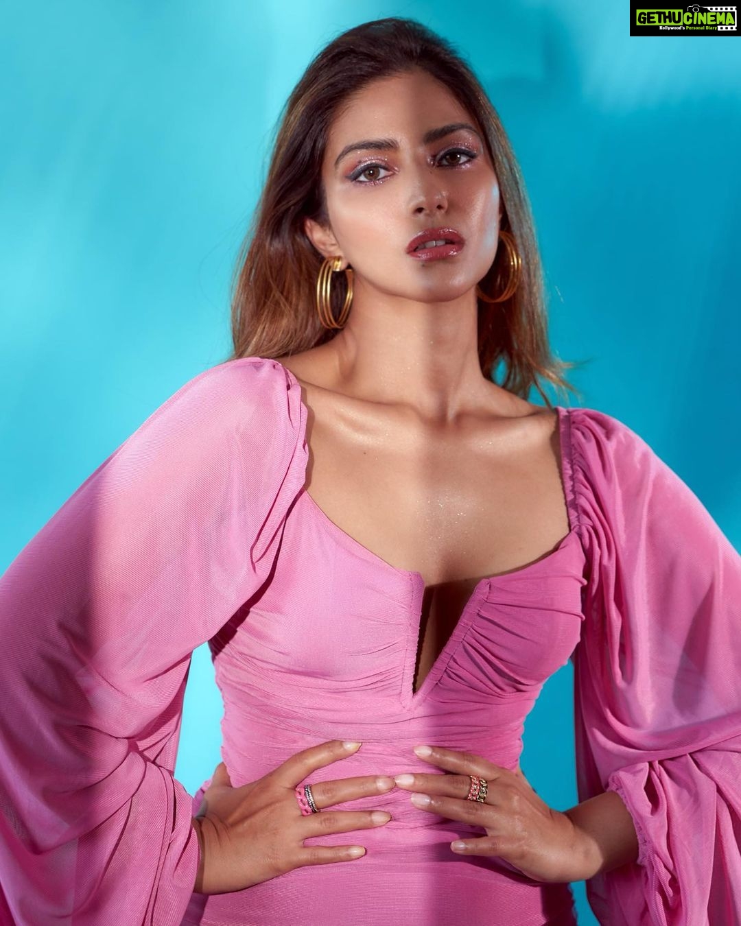 Pranutan Bahl Instagram - π¦π Outfit @herinofficial Earrings @misho_designs Rings @mozaati @houseofjskjewels @misho_designs Styled by @anshikaav Assisted by @roshiijain Makeup and Hair @pooja_dhakan1 Photography @kkarmaa.studio