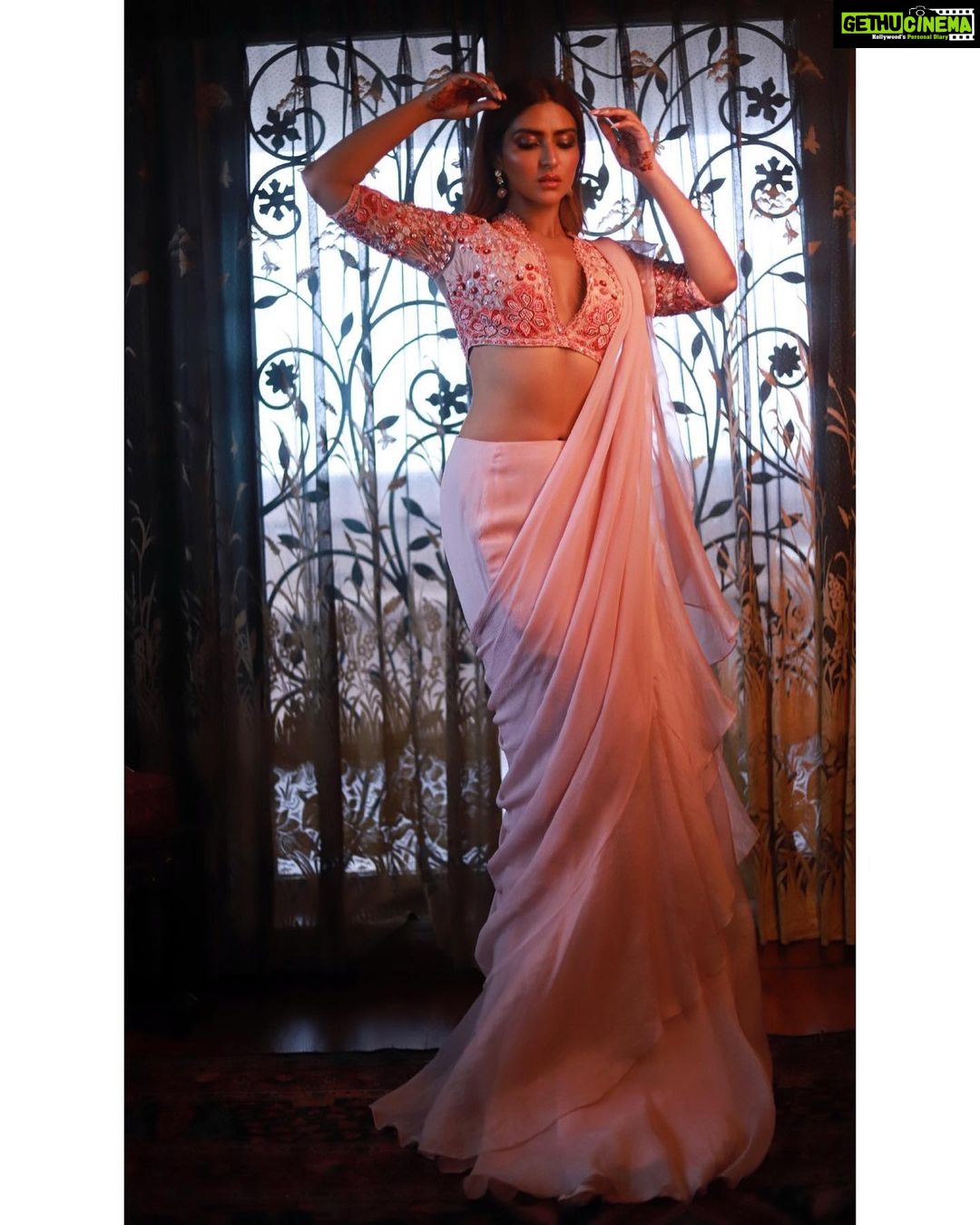 Pranutan Bahl Instagram - is it too late now to say saree 🤪😝 #FavouriteOutfitEver ☺️ Saree- @ridhimehraofficial @dipublicrelations Earrings- @karishma.joolry Hair Make Up- @makeupandhair_shezeen Photography- @ishanzaka Home