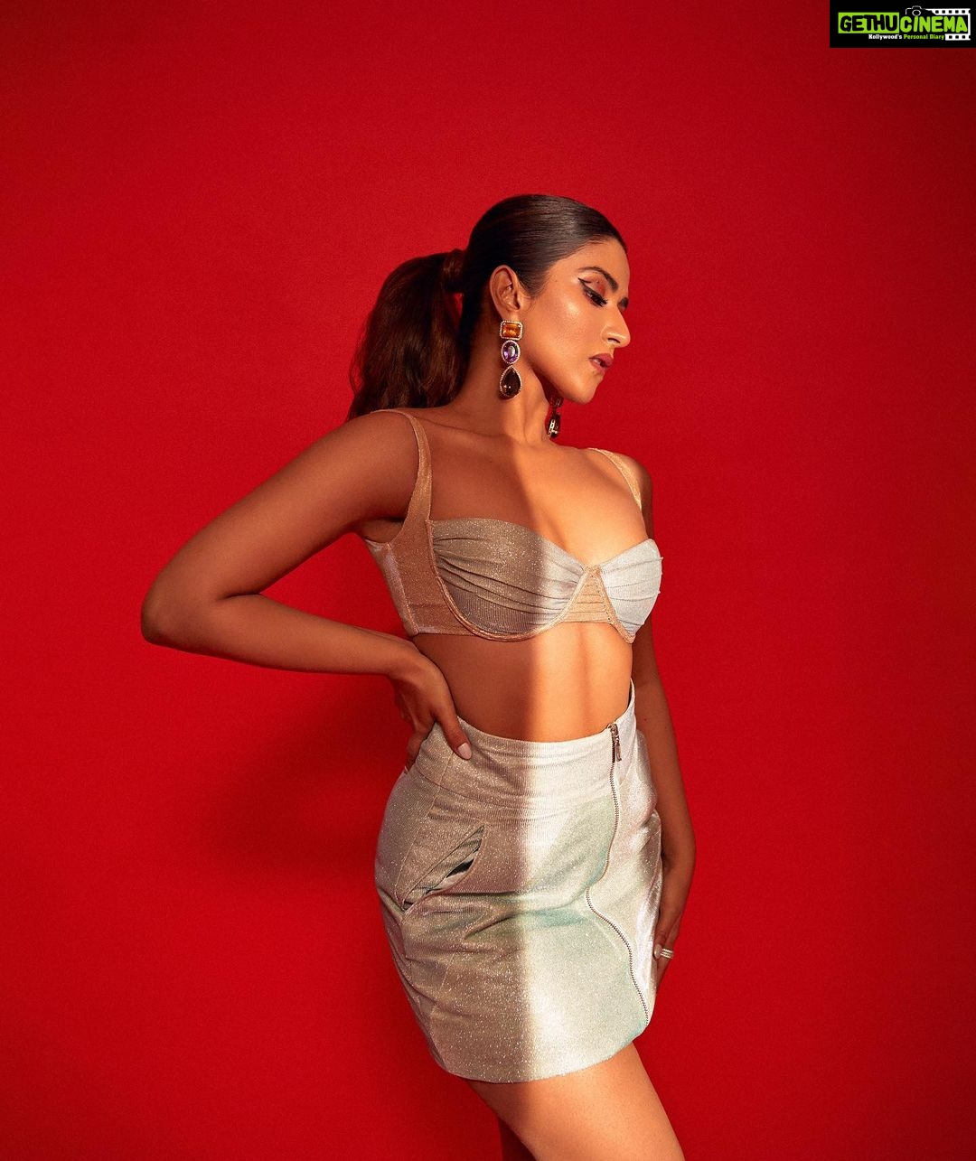 Pranutan Bahl Instagram - keep it casual 🪐 at @timesfashionweek @vespaindia Outfit - @pinkporcupines Jewellery-@shriparamanijewels Make up- @shankarsawantmakeup Hair- @sunny_hairr Styling - @who_wore_what_when Photography - @niranjanpat