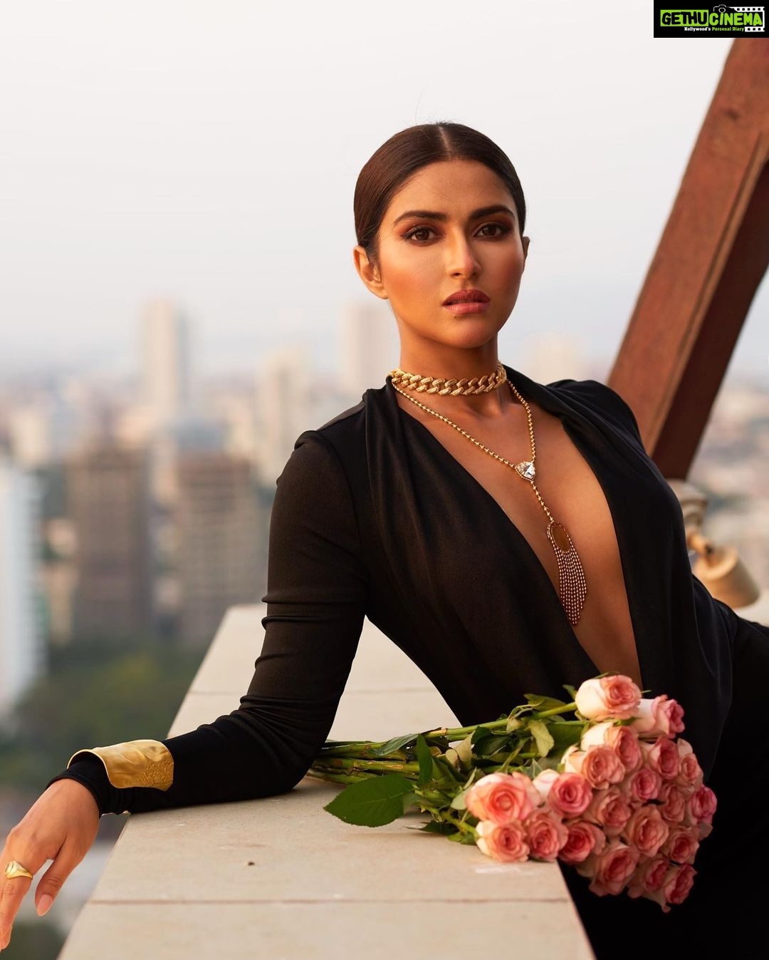 Pranutan Bahl Instagram - i rose to the occasion π· Outfit @houseofcb Necklaces @amamajewels @anaqajewels Cuffs & Rings @bblinggbymeghana @zariinjewelry Styled by @anshikaav Assisted by @roshiijain Fashion intern @bhatia_tanisha Make up @shankarsawantmakeup Hair @sunny_hair @kavitaparmar_makeup_hair Shot by @niranjanpat