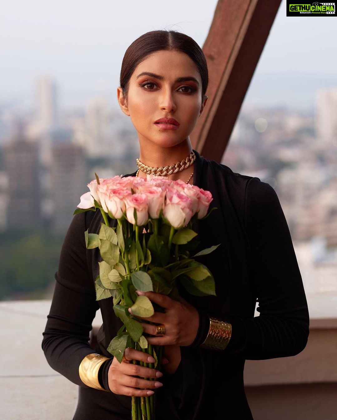 Pranutan Bahl Instagram - i rose to the occasion π· Outfit @houseofcb Necklaces @amamajewels @anaqajewels Cuffs & Rings @bblinggbymeghana @zariinjewelry Styled by @anshikaav Assisted by @roshiijain Fashion intern @bhatia_tanisha Make up @shankarsawantmakeup Hair @sunny_hair @kavitaparmar_makeup_hair Shot by @niranjanpat