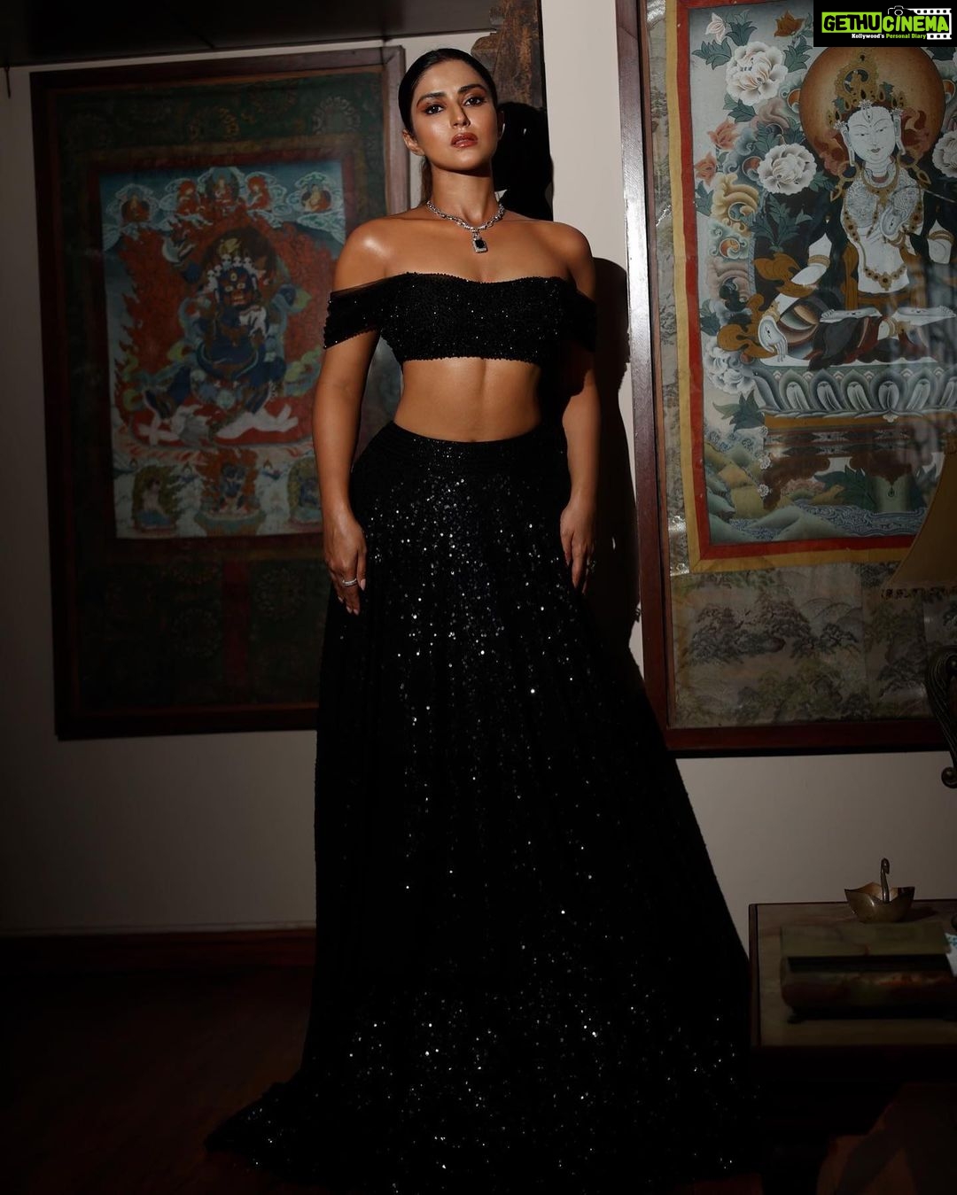Pranutan Bahl Instagram - black is for all seasons ♣️ Outfit @sawangandhiofficial Necklace @beenarahejafinejewellery Rings @ishhaara @goldenwindow Styled by @anshikaav Assisted by @roshiijain Fashion intern @bhatia_tanisha Shot by @dinesh_ahuja Make up @shankarsawantmakeup Hair @sunny_hairr @kavitaparmar_makeup_hair