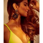 Pranutan Bahl Instagram - she acts like summer and walks like rain ☀️💚