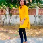Preethi Sharma Instagram - Yelllooooooowwwww 💛 Beautiful customised kurta from @labeltaarah 😍 #malar #suntv #3pm #rowdypree #preelovesyou☮️