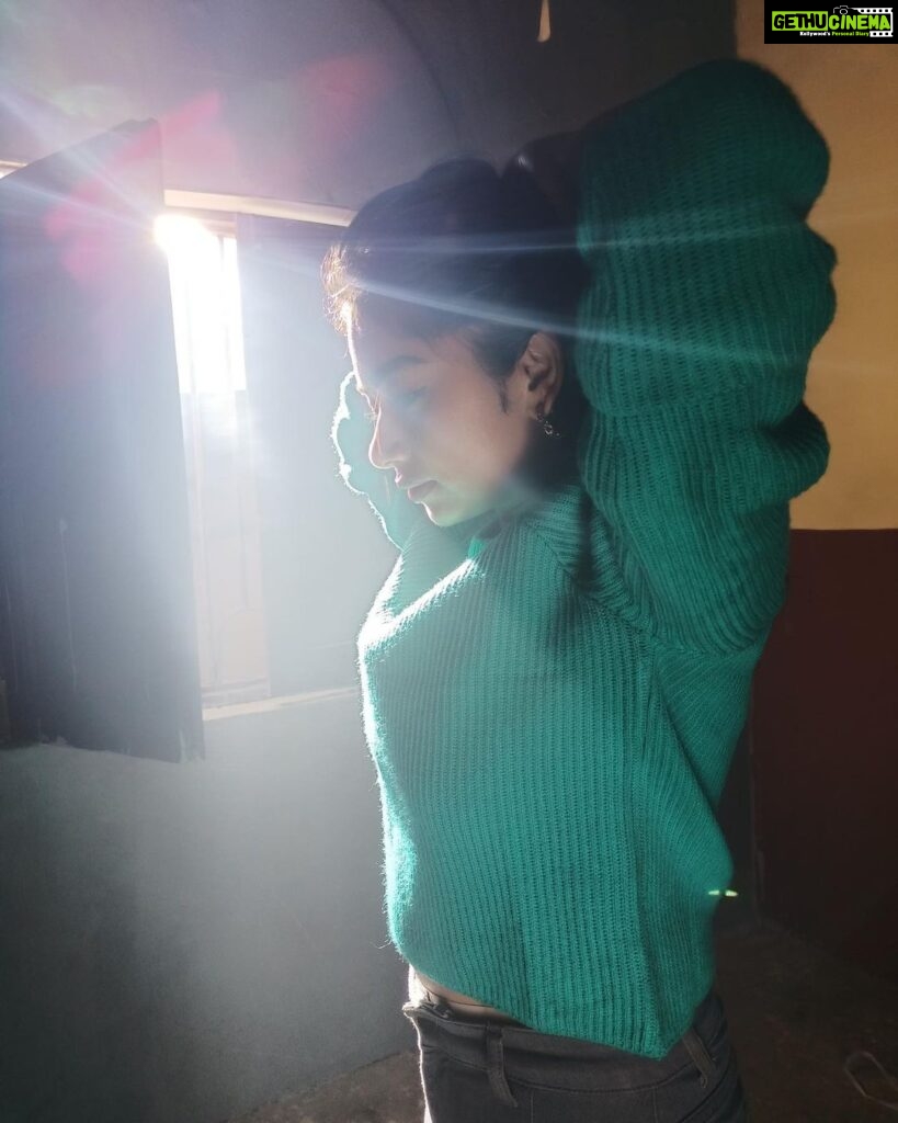 Preethi Sharma Instagram - Kissed by the sun and bitten by the moon 🫤 #shootmode #workaholic #preelovesyou☮️ #hyderabad #ramojifilmcity Ramoji Film City