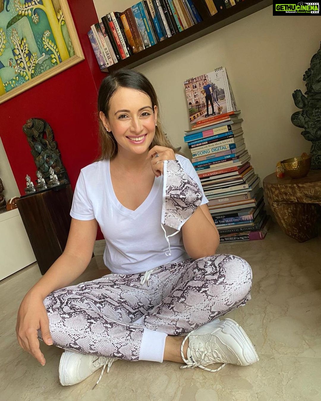 Preeti Jhangiani Instagram - Too happy to have received this amazing athliesure gear from @marollinyc !! Comfy , stylish and such great quality ! love it . Be sure to visit their website marollinyc.com!