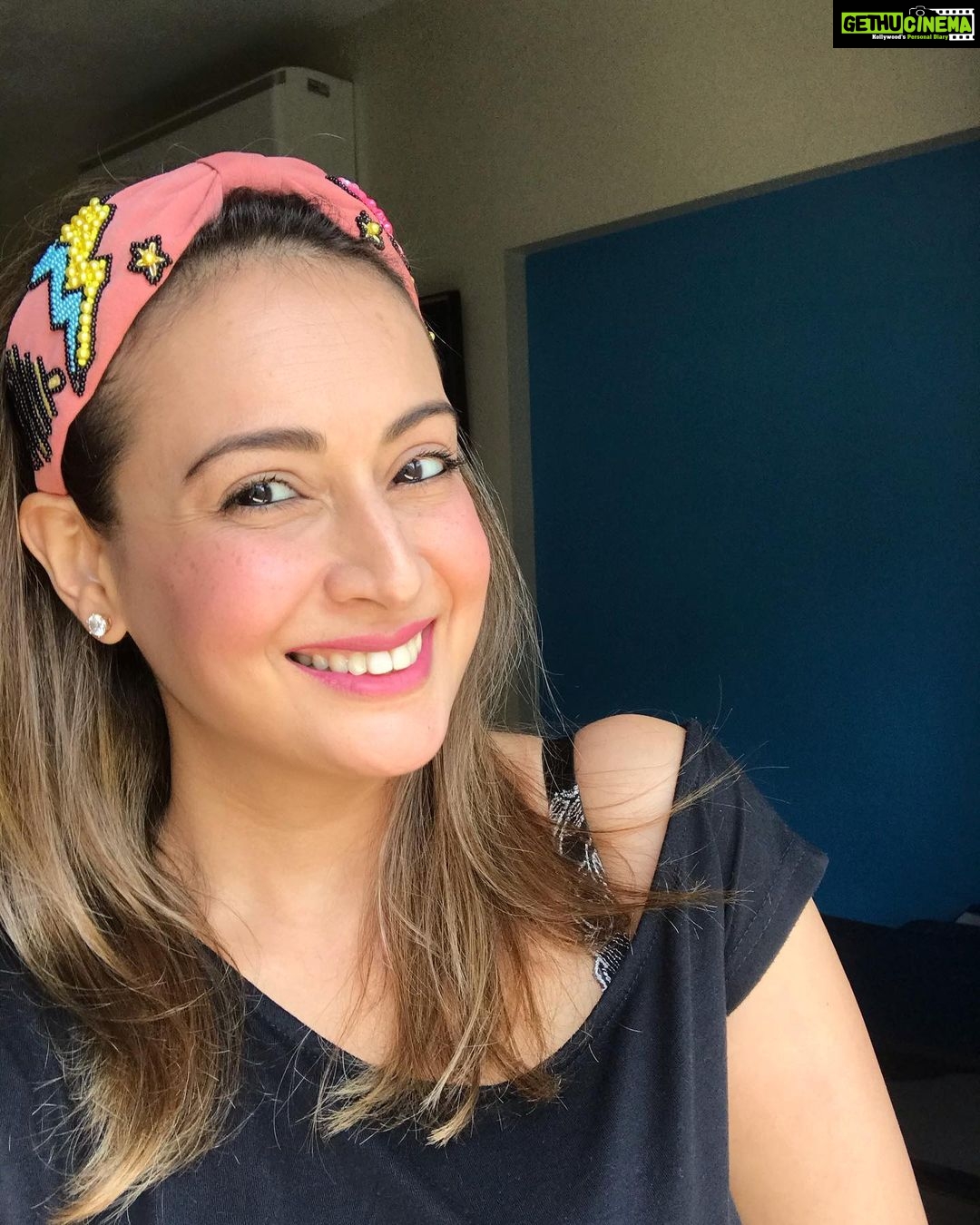 Preeti Jhangiani Instagram - Happy #wednesday Try to make it as bright and happy as you can! #wednesdayvibes Hairband - @waikiki_india @nishasainani