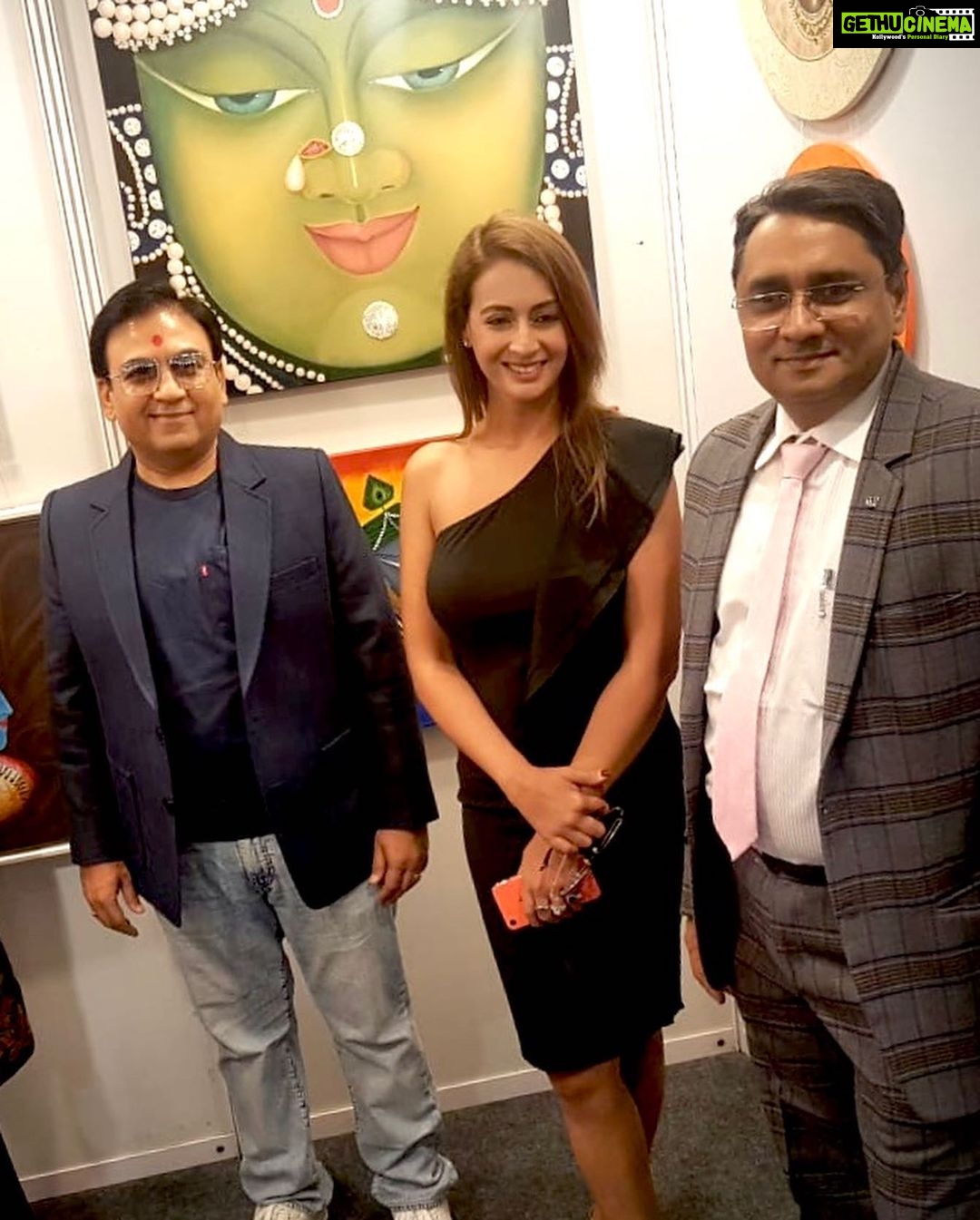 Preeti Jhangiani Instagram - At the inauguration of the annual #artindiafestival 2020 at the #nehrucentreartgallery . Such a beautiful collection of #artworks and #sculptures . It’s a must see !