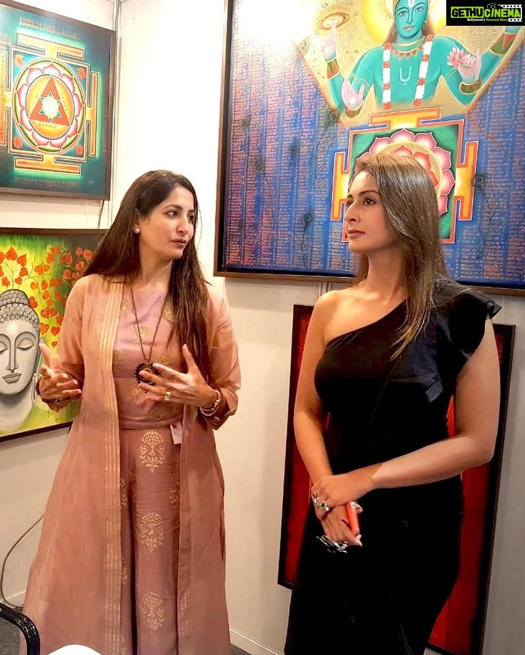 Preeti Jhangiani Instagram - At the inauguration of the annual #artindiafestival 2020 at the #nehrucentreartgallery . Such a beautiful collection of #artworks and #sculptures . It’s a must see !