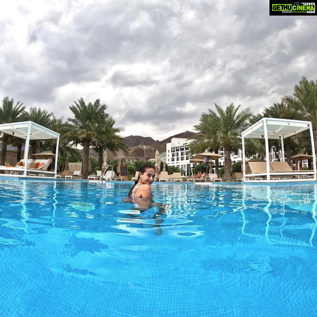 Preeti Jhangiani Instagram - #pooldays @icfujairah #beautifulskys #bluewater #intercontinentallife #weddingsutraengage #wsengage Camera Courtesy @goproindia @ecreative_india #goprohero8 #gopro InterContinental Fujairah Resort