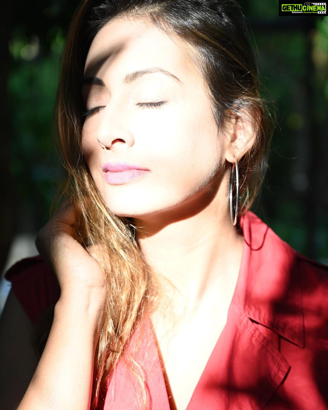 Preeti Jhangiani Instagram - Always catch the light Photo courtesy : @sabadphotovideo Camera Courtesy: @nikonindiaofficial #nikon #nikonz6 #nikonphotography #light #catchthelight #shadowplay Goa