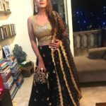 Preeti Jhangiani Instagram - Feeling lucky tonight 😉 #happydiwali #diwalinights #cards #cardsessions Outfit by @shrenahirawatofficial Earrings/ ring by @hemakhasturilabel Potli by @thelittleshopbymegha Styled by @gentleman_gaga