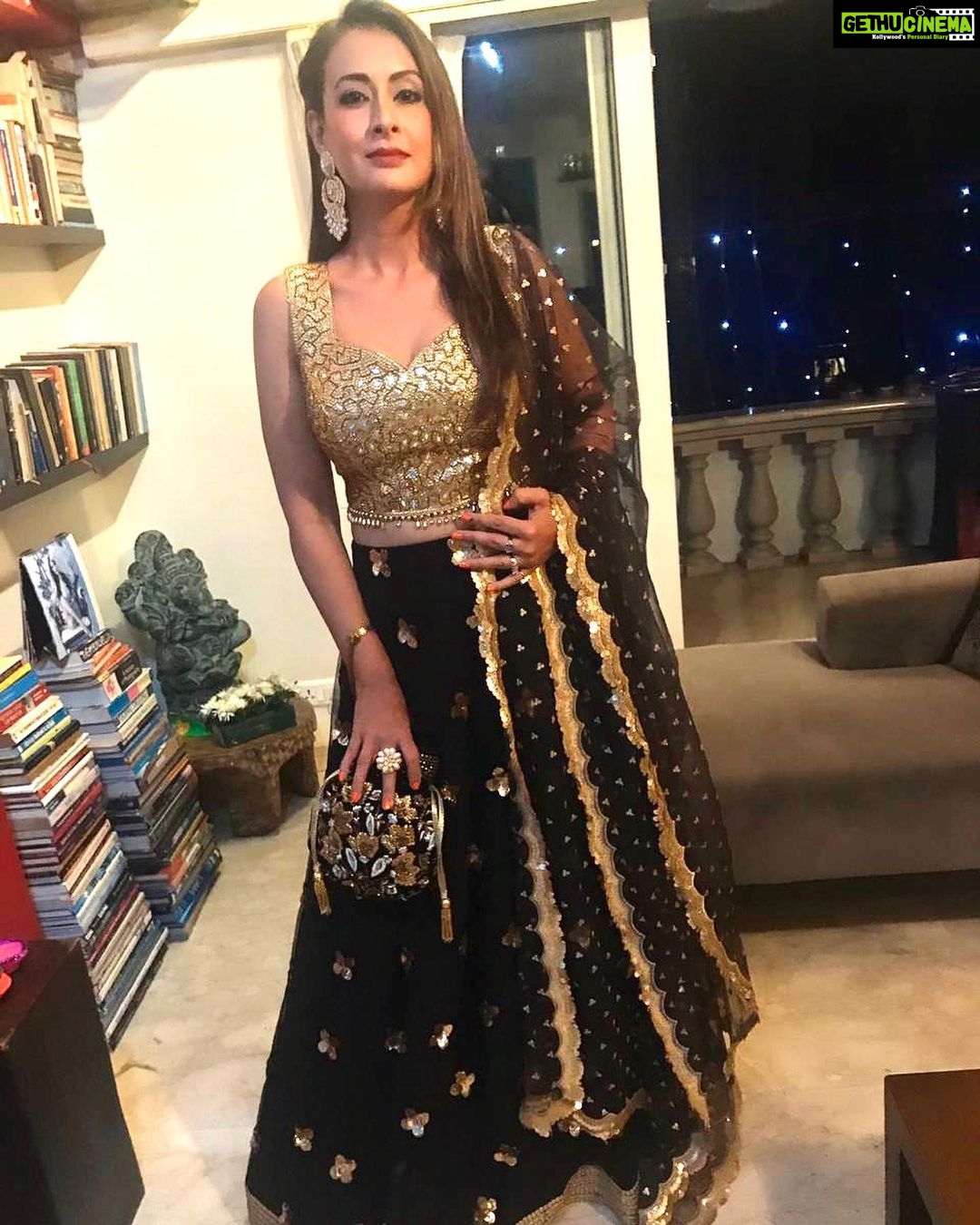 Preeti Jhangiani Instagram - Feeling lucky tonight 😉 #happydiwali #diwalinights #cards #cardsessions Outfit by @shrenahirawatofficial Earrings/ ring by @hemakhasturilabel Potli by @thelittleshopbymegha Styled by @gentleman_gaga