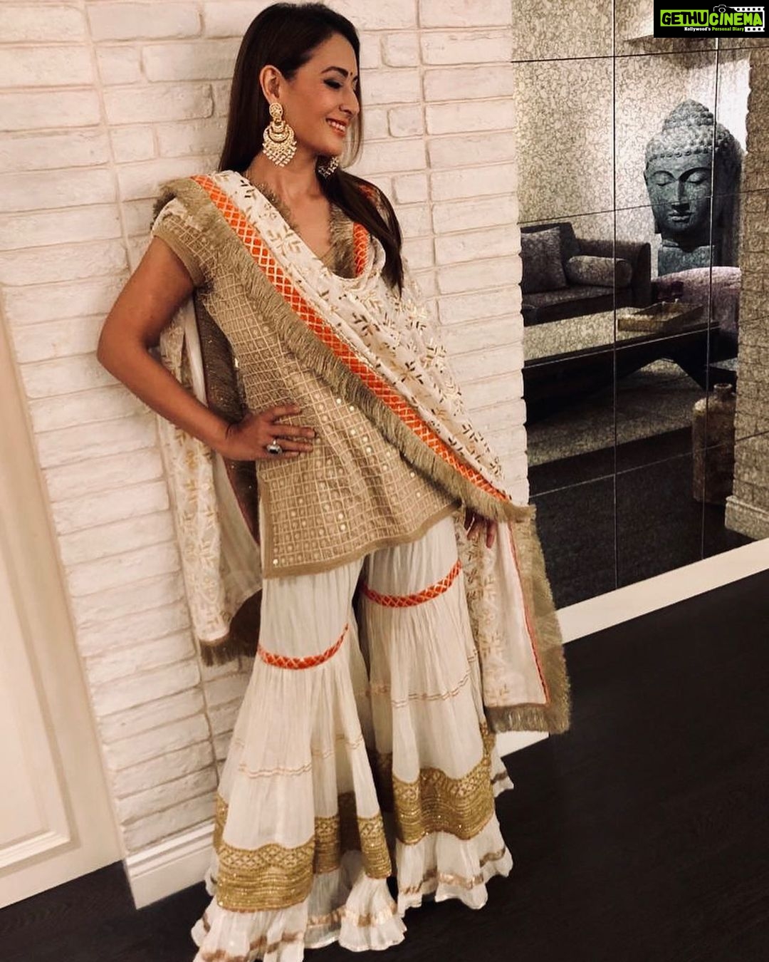 Preeti Jhangiani Instagram - Love love this beautiful and fun outfit @mirpurimaheka ❤️ All set for the #event tonight! What a fabulous initiative #mahekamirpuri ! Much love to you and respect for all the work you are doing for the underprivileged cancer patients #fashion #indianfashion #sharara #shararasuit