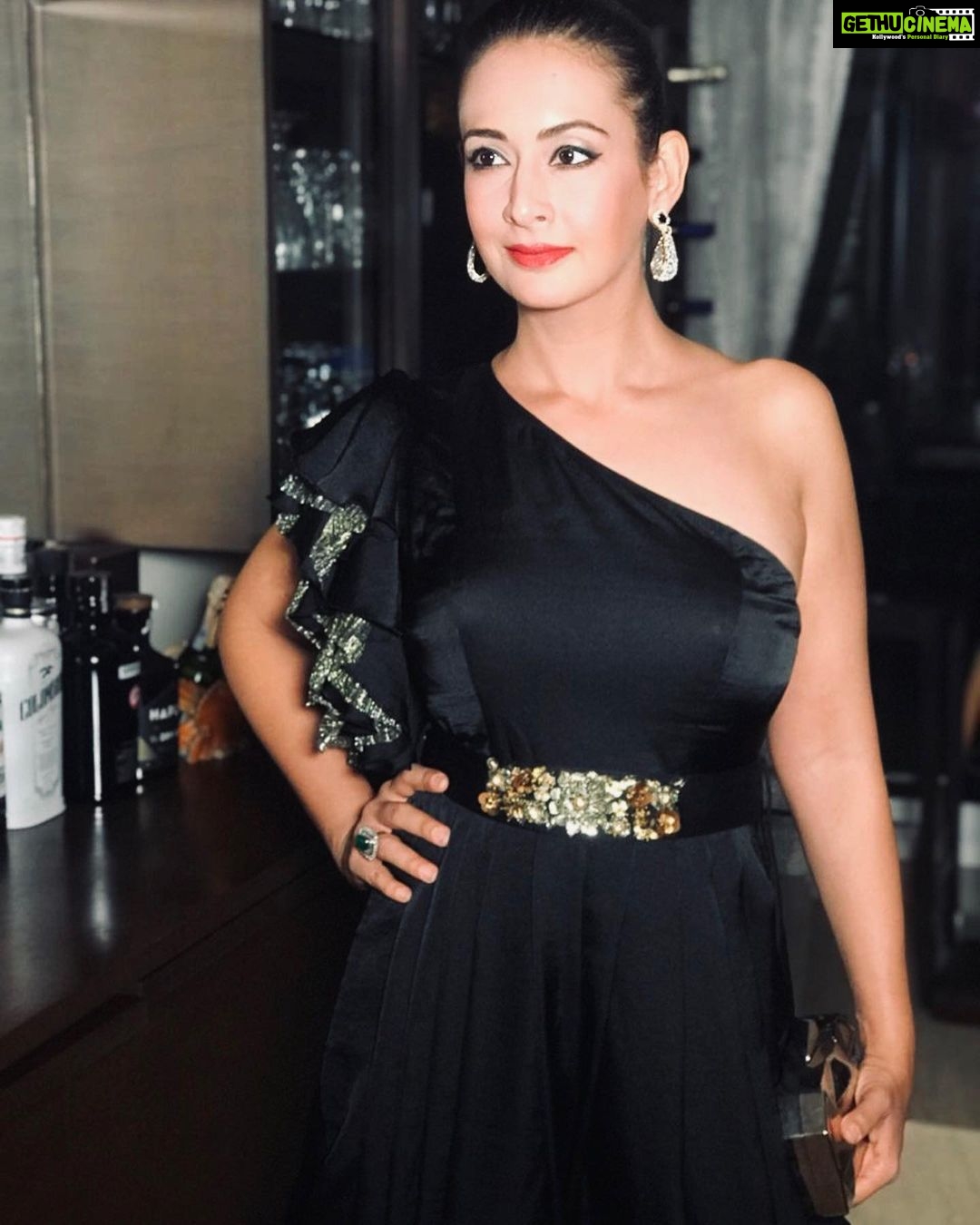 Preeti Jhangiani Instagram - Ready for the night in @gunusahni for the @middayindia #showbiziconaward