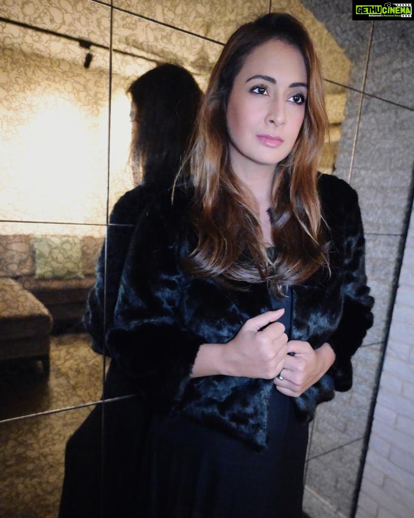 Preeti Jhangiani Instagram - It’s #Monday , Get a new perspective , whatever obstacle you’re facing, it’s not permanent #mondaymotivation Camera Courtesy: @nikonindiaofficial @yusufk1207 #nikon #NikonZ7 #nikonphotography #fauxfur #fauxfurjacket